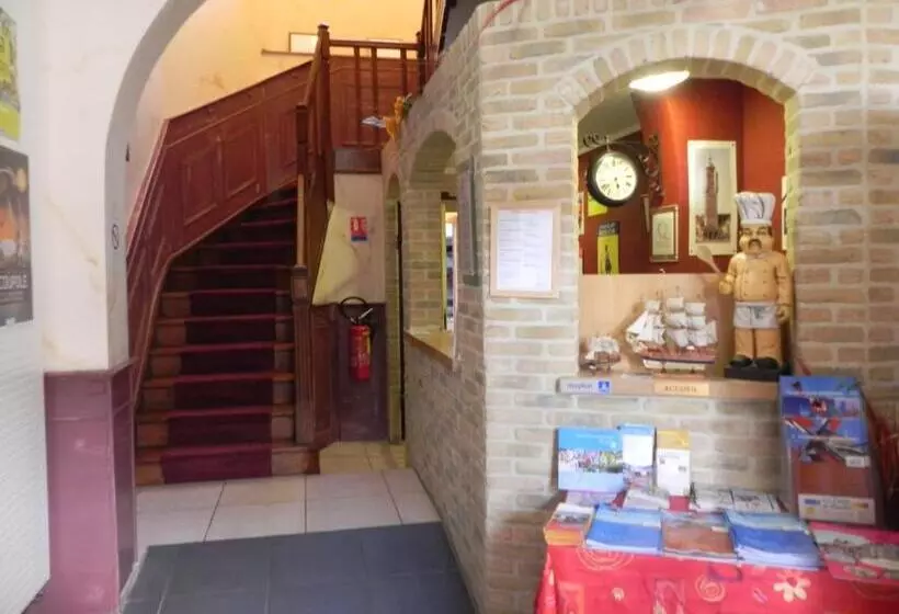 호텔 Hôtel Restaurant Au Tonnelier