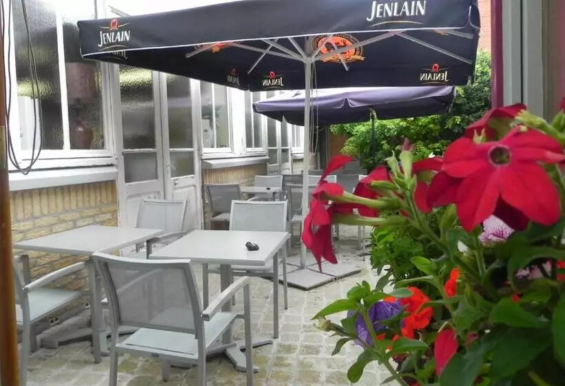 호텔 Hôtel Restaurant Au Tonnelier