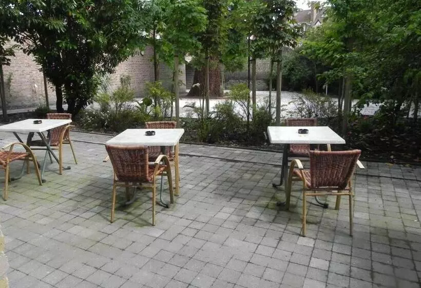 호텔 Hôtel Restaurant Au Tonnelier