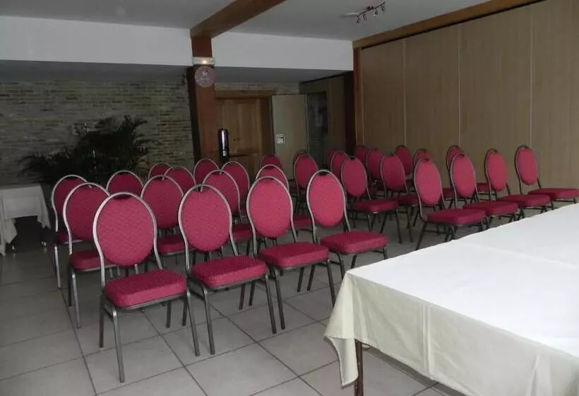 호텔 Hôtel Restaurant Au Tonnelier