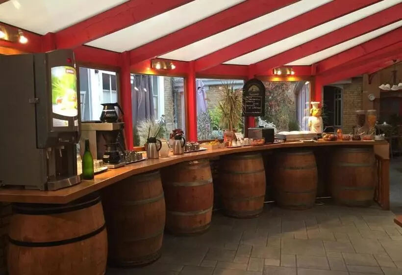 호텔 Hôtel Restaurant Au Tonnelier