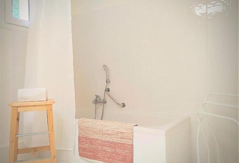 ホテル Hôtel Restaurant Les Lavandins