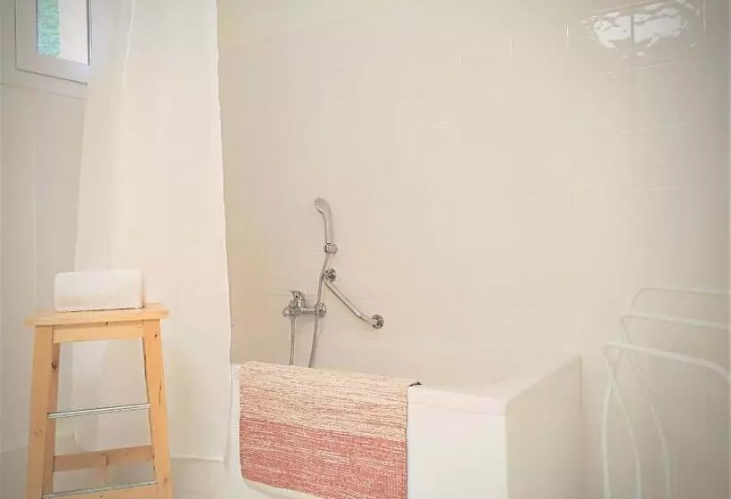 Отель Hôtel Restaurant Les Lavandins