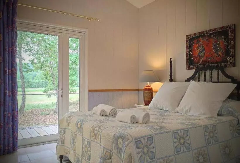 Отель Hôtel Restaurant Les Lavandins