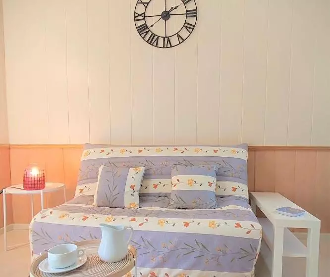 Отель Hôtel Restaurant Les Lavandins