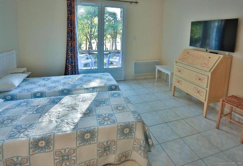 ホテル Hôtel Restaurant Les Lavandins