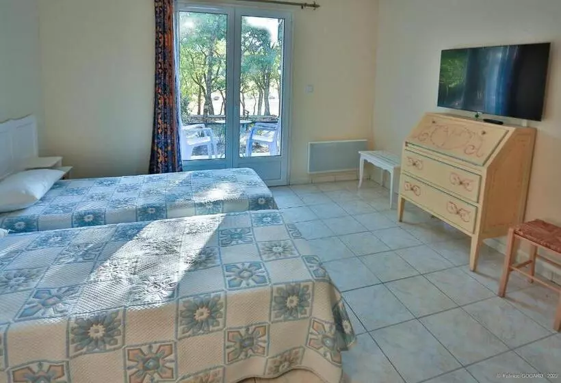 Отель Hôtel Restaurant Les Lavandins