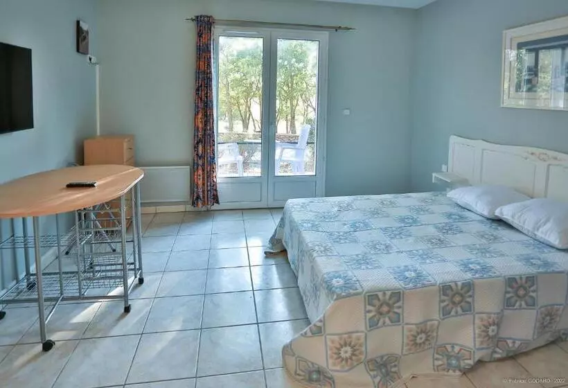 Отель Hôtel Restaurant Les Lavandins