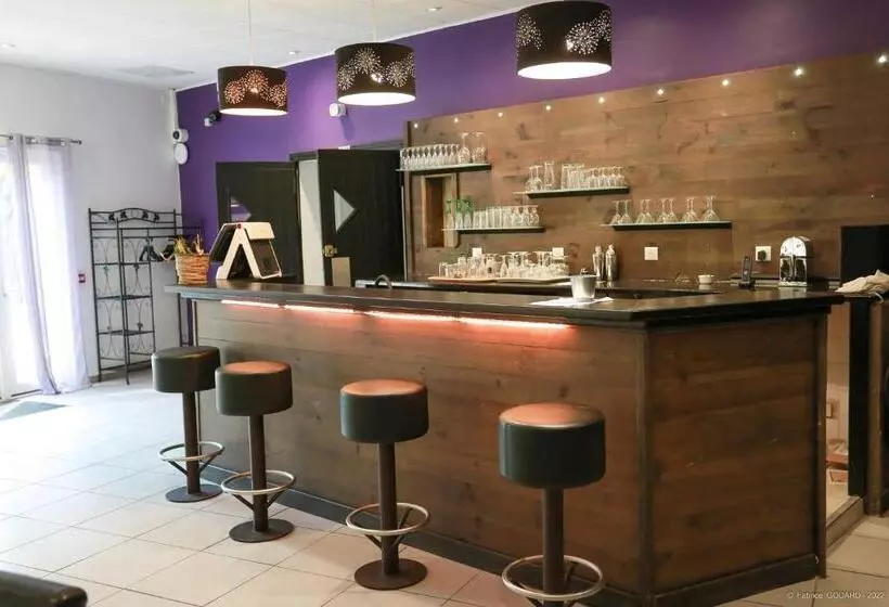 Отель Hôtel Restaurant Les Lavandins