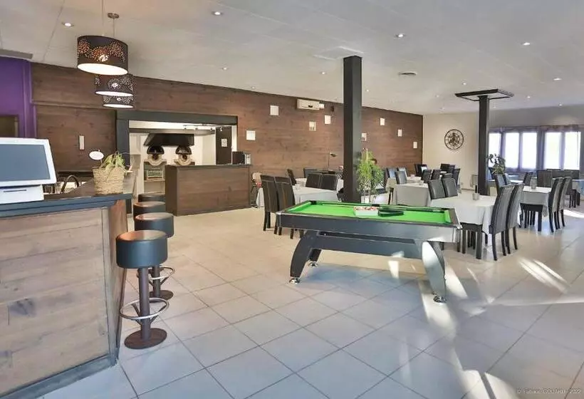 Отель Hôtel Restaurant Les Lavandins