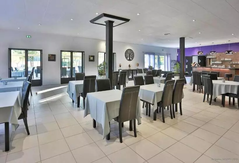 Отель Hôtel Restaurant Les Lavandins