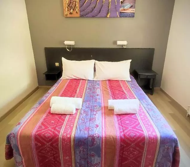 Отель Hôtel Restaurant Les Lavandins