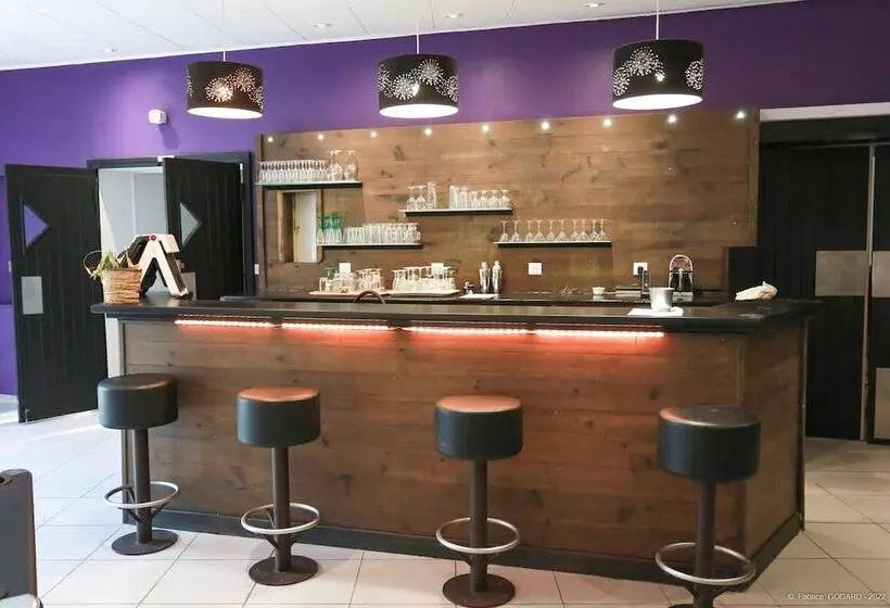 Отель Hôtel Restaurant Les Lavandins