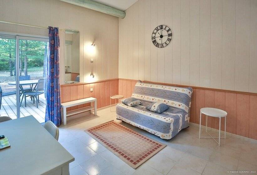 ホテル Hôtel Restaurant Les Lavandins