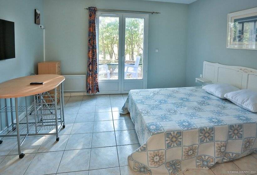 ホテル Hôtel Restaurant Les Lavandins