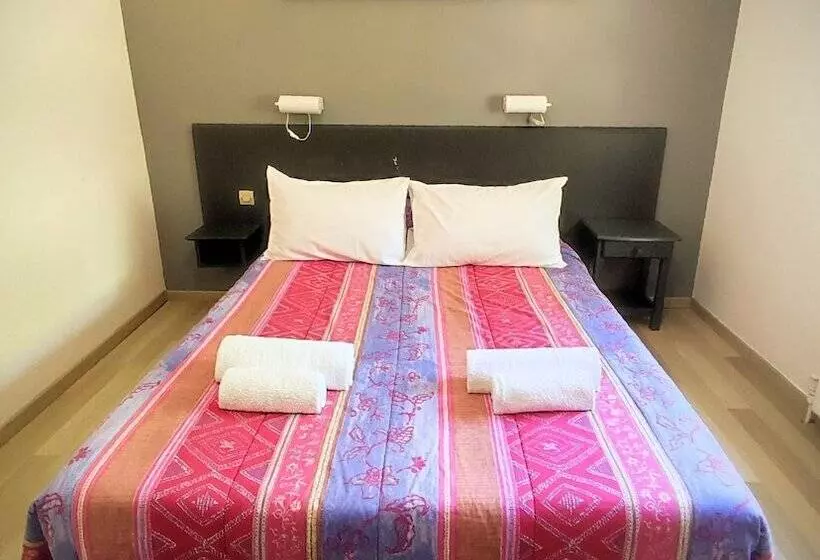 Отель Hôtel Restaurant Les Lavandins