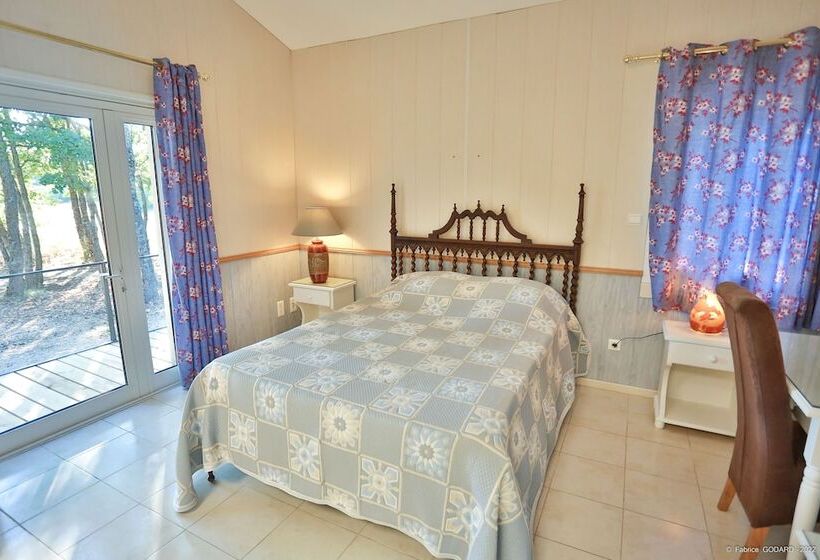 ホテル Hôtel Restaurant Les Lavandins