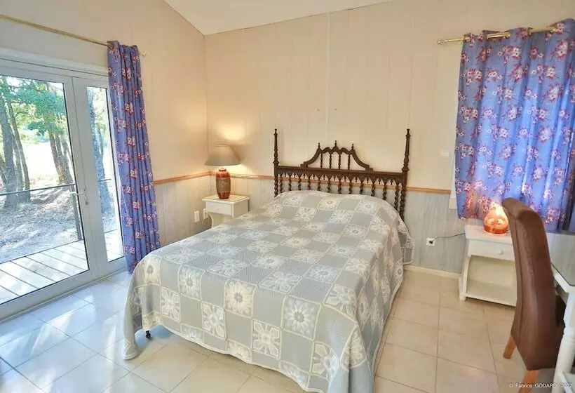 Отель Hôtel Restaurant Les Lavandins