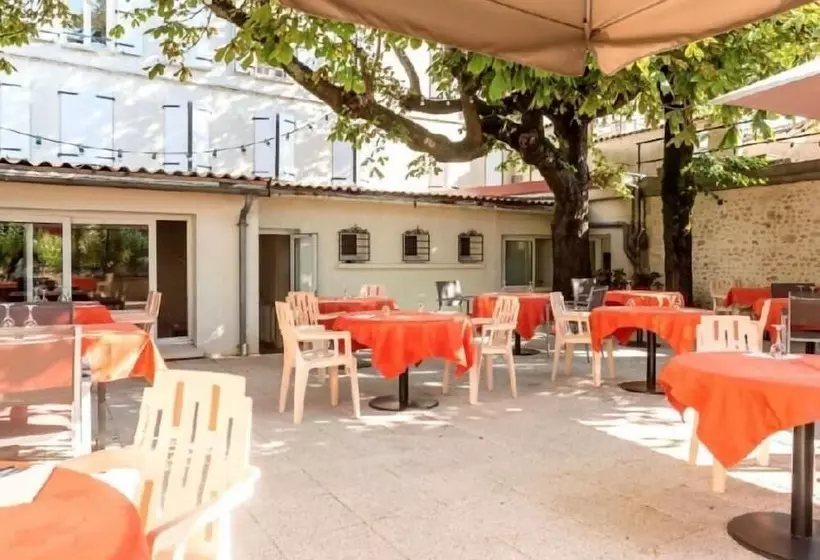 ホテル Hôtel Restaurant La Boule D'or