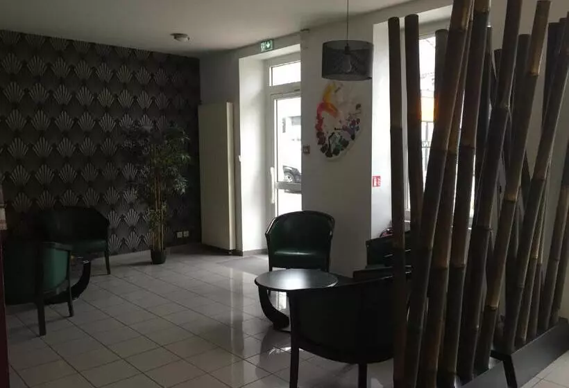 ホテル Hôtel Restaurant La Boule D'or