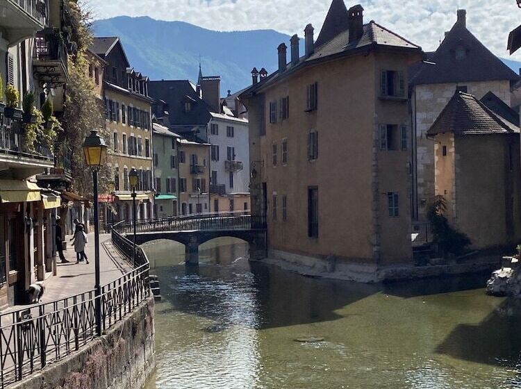 Отель Logis Hôtel Annecy Nord / Argonay