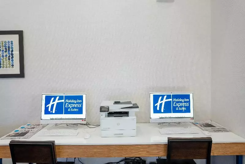 호텔 Holiday Inn Express & Suites Lake Forest By Ihg