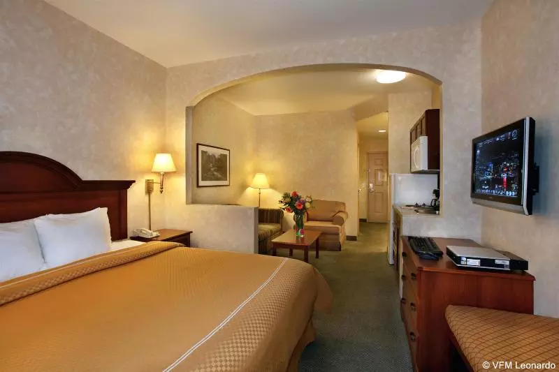 호텔 Holiday Inn Express & Suites Lake Forest By Ihg