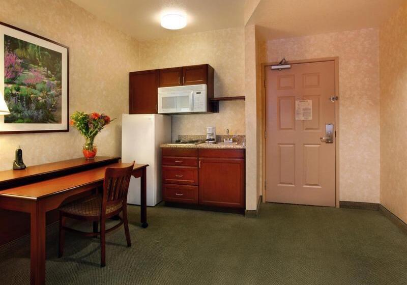 فندق Holiday Inn Express & Suites Lake Forest By Ihg