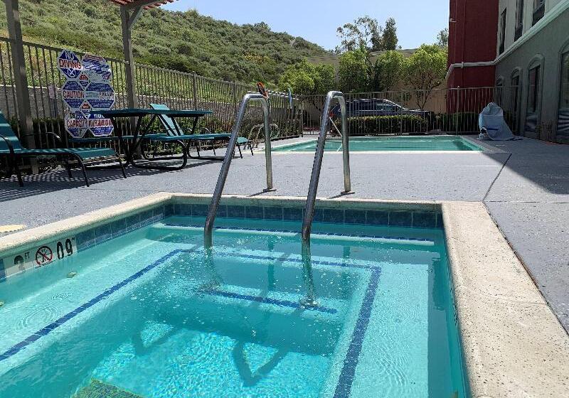 فندق Holiday Inn Express & Suites Lake Forest By Ihg