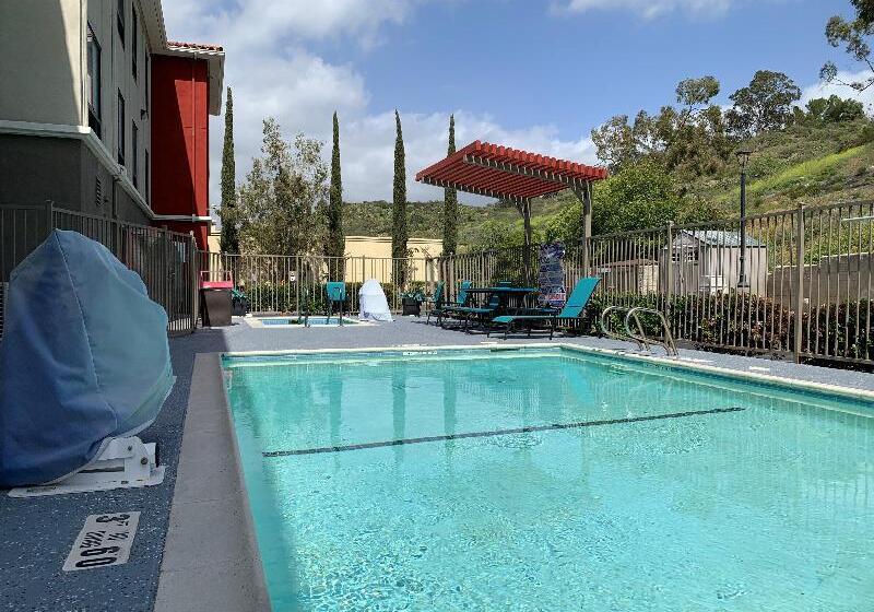 فندق Holiday Inn Express & Suites Lake Forest By Ihg