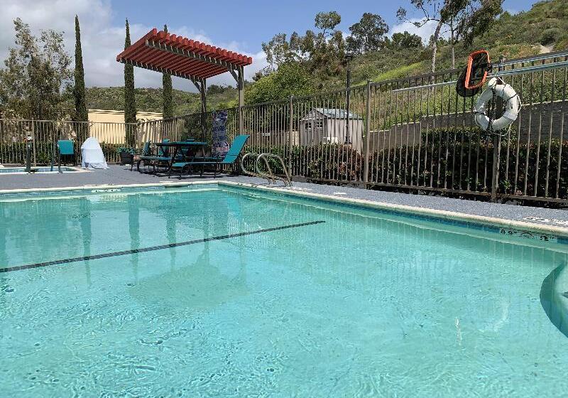 فندق Holiday Inn Express & Suites Lake Forest By Ihg