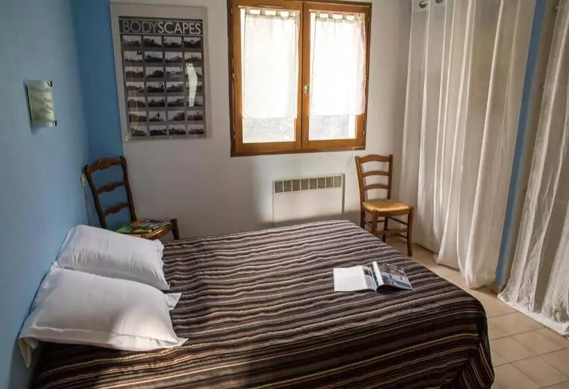 Отель Hôtel Les Persèdes