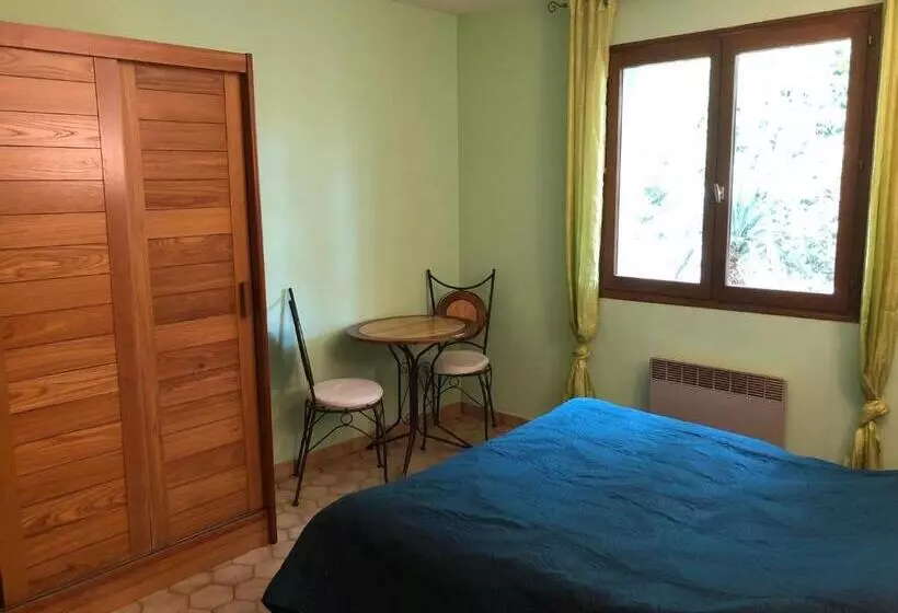 Отель Hôtel Les Persèdes