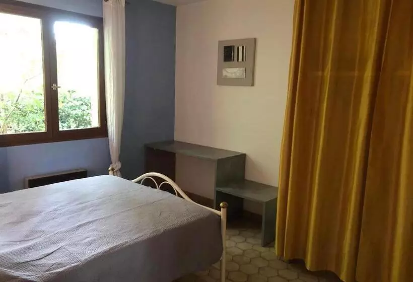 Отель Hôtel Les Persèdes