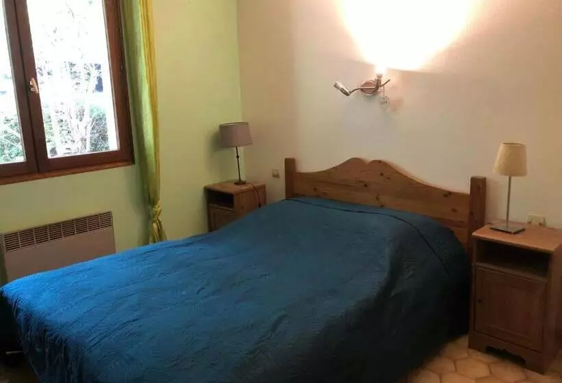 Отель Hôtel Les Persèdes