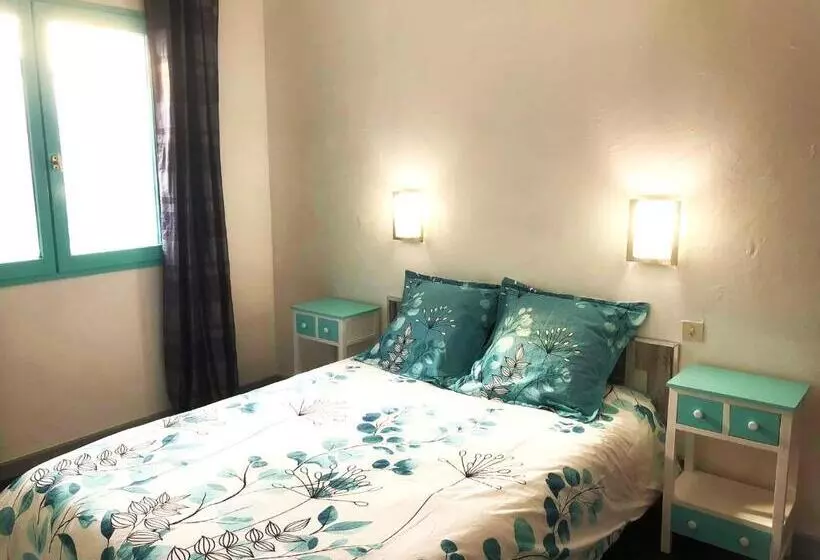 Отель Hôtel Les Persèdes