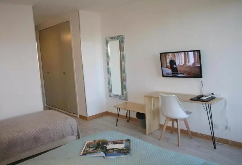 Отель Hôtel Les Persèdes