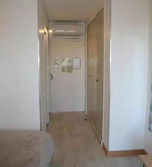 Отель Hôtel Les Persèdes