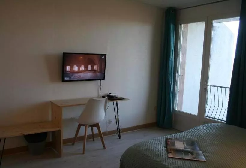 Отель Hôtel Les Persèdes