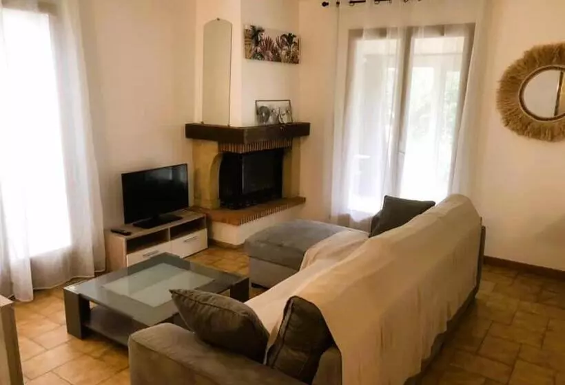 Отель Hôtel Les Persèdes