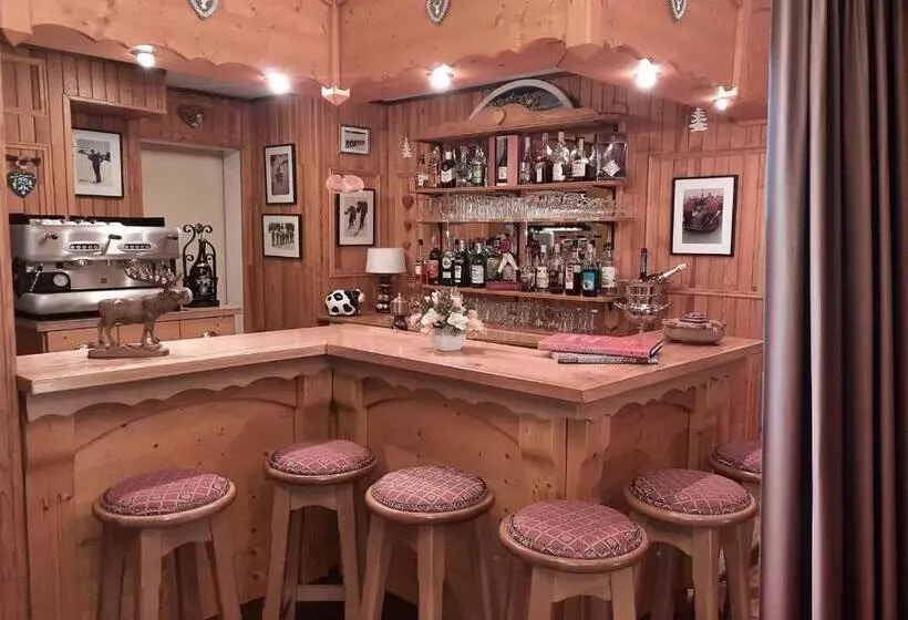 Отель Hôtel Les Triolets