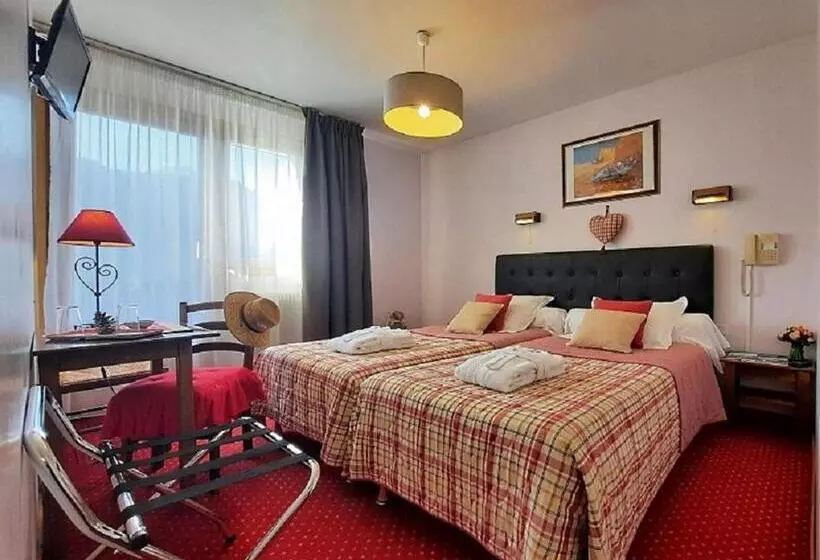 Отель Hôtel Les Triolets