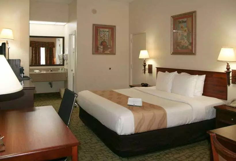 בית מלון כפרי Quality Inn