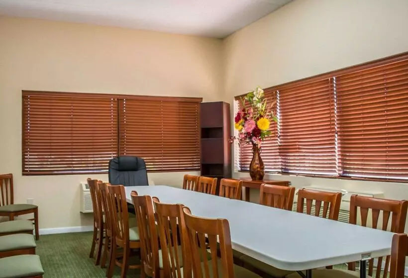 בית מלון כפרי Quality Inn