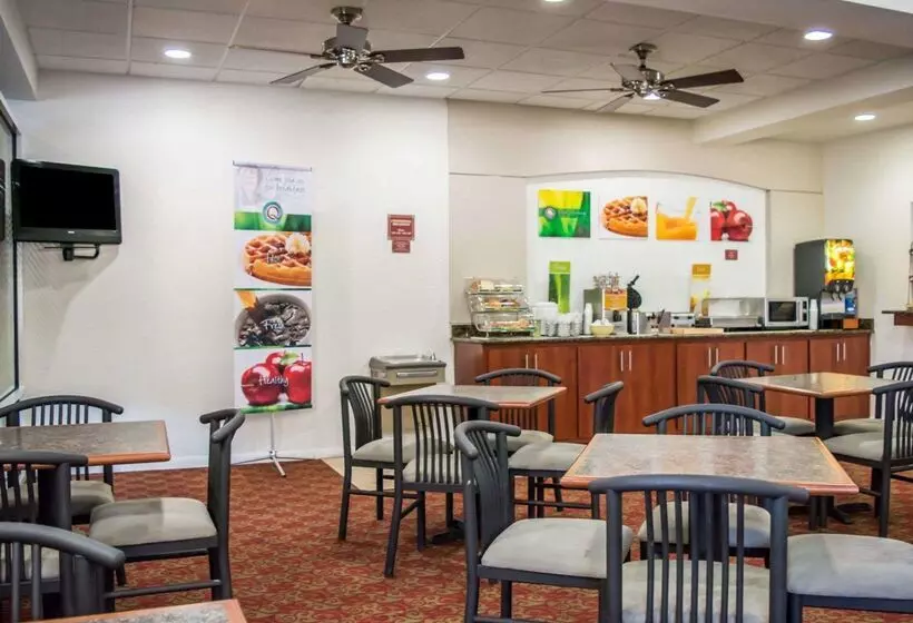 בית מלון כפרי Quality Inn