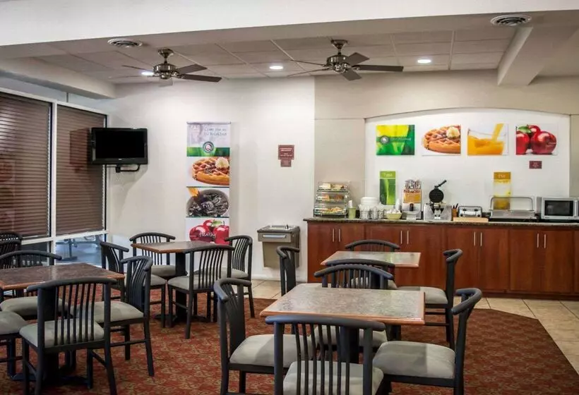 בית מלון כפרי Quality Inn