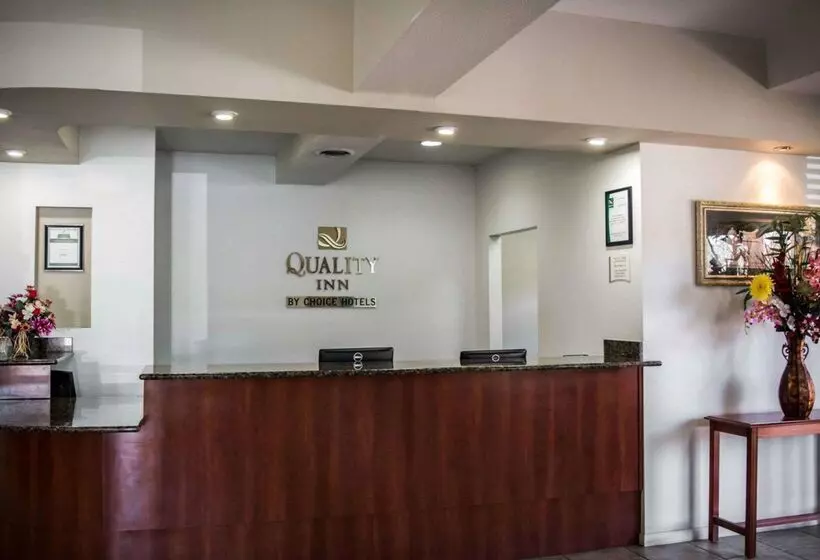 בית מלון כפרי Quality Inn