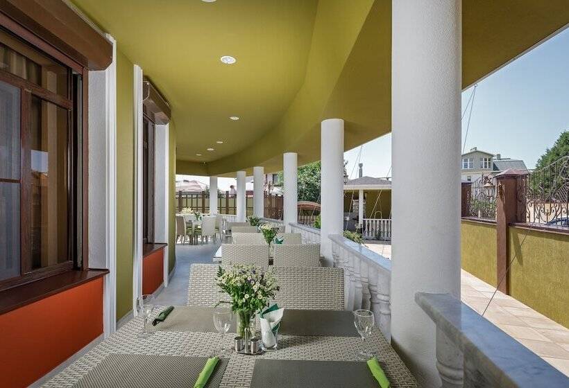 Mini Hotel Biography