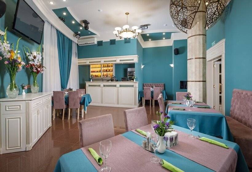 Mini Hotel Biography