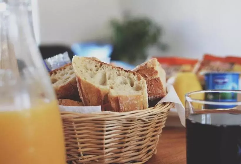 Отель De France